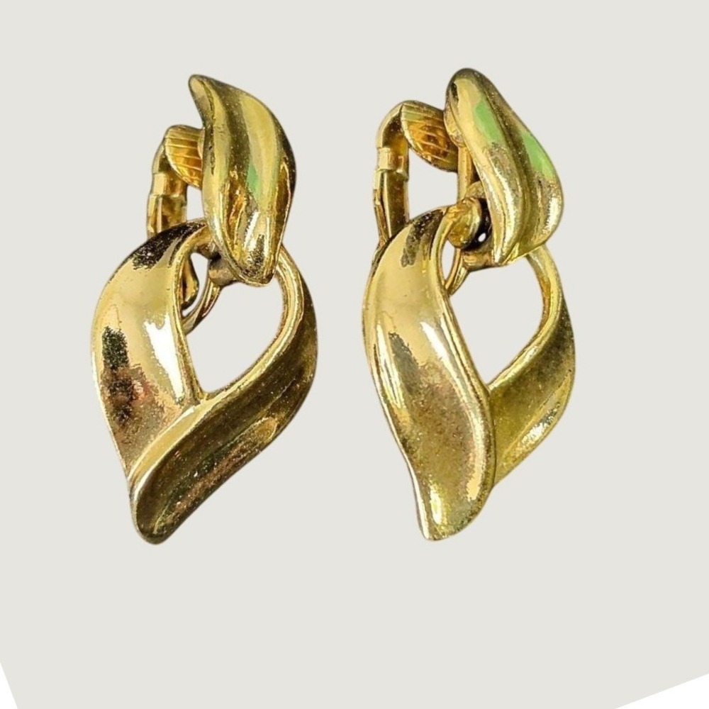 Avon Clip On Earrings OS Gold Tone Abstract Leaf Dangle Vintage Mob Wife Retro‎